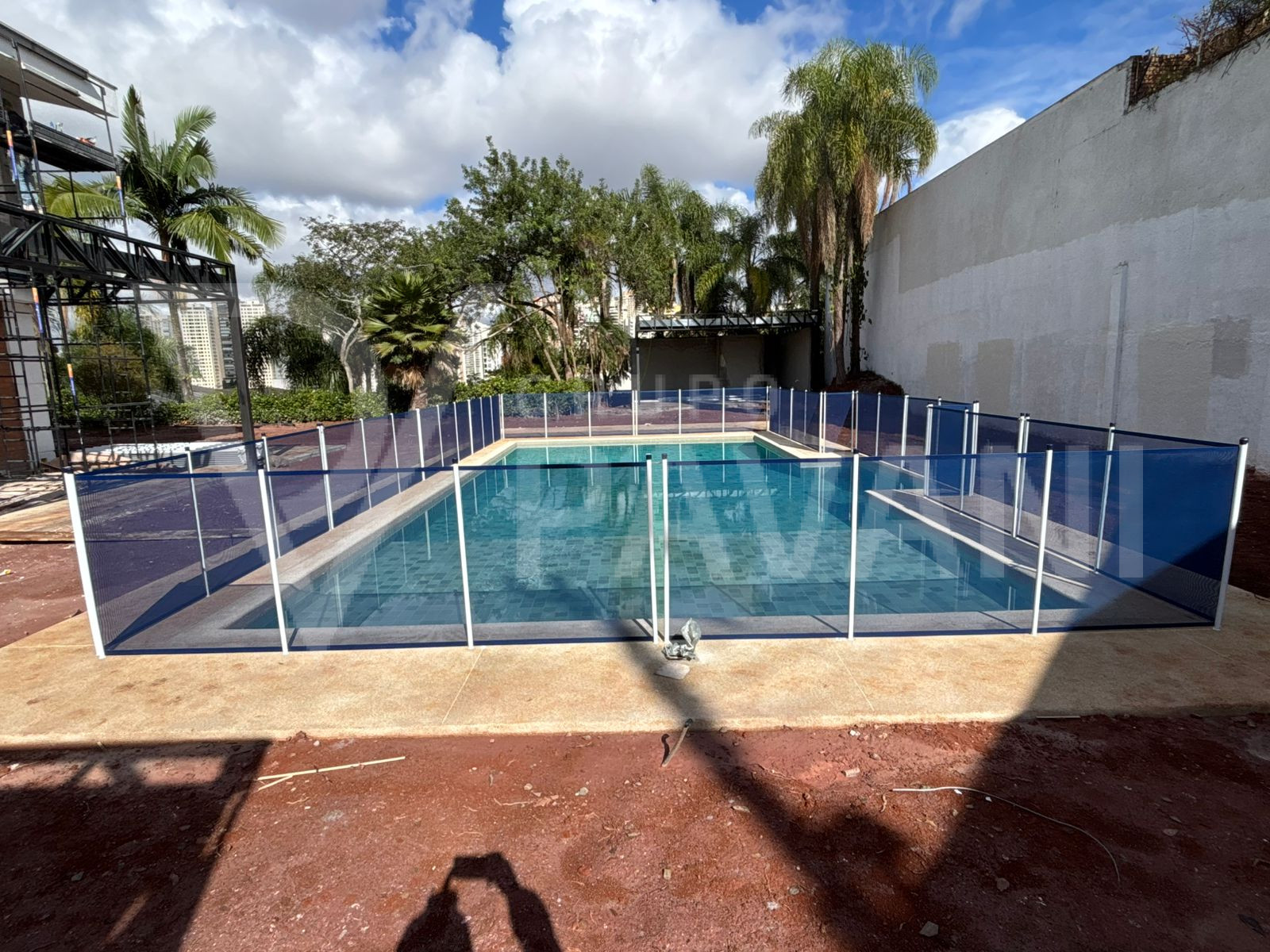 Cerca de proteção removível para piscinas