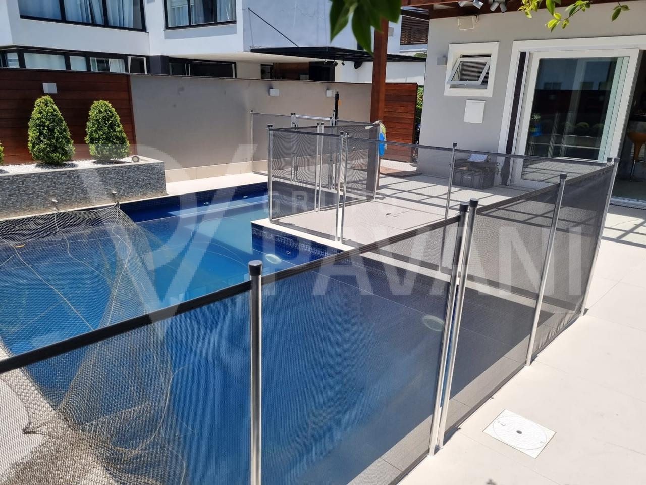 Cerca de proteção removível para piscinas