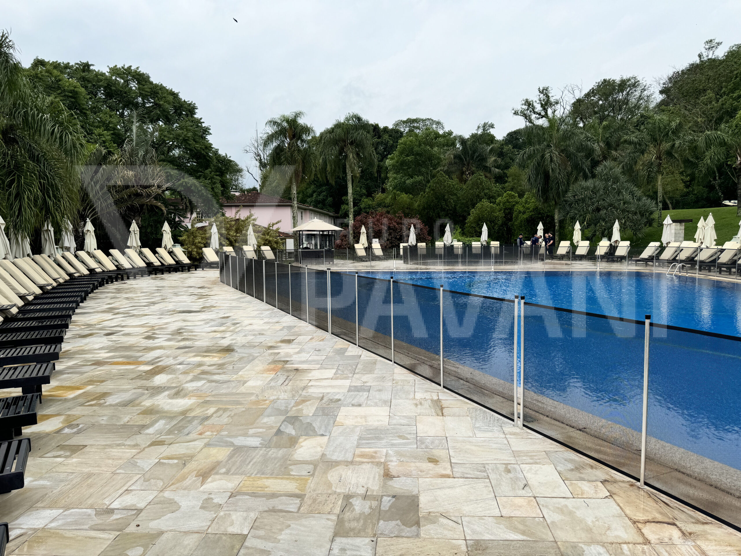 Cerca de proteção removível para piscinas